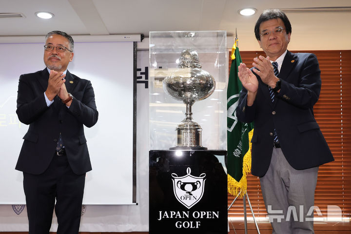 [서울=뉴시스] 권창회 기자 = 12일 오전 서울 중구 프레스센터에서 열린 대한민국 1호 프로골프 선수 故연덕춘, 역사와 전설을 복원하다 행사에서 김원섭(왼쪽) KPGA 회장과 야마나카 히로시 일본골프협회 전무가 故연덕춘 고문의 일본오픈 복원 트로피를 공개하고 있다. 이번 행사는 고인이 일제강점기인 1941년 일본프로골프 최고 권위 대회인 일본오픈에서 우승할 당시 일본인 '노부하라 도쿠하루(延原德春)’로 기록된 우승자 이름과 국적이 ‘연덕춘’으로 고쳐졌다. 2025.08.12. kch0523@newsis.com