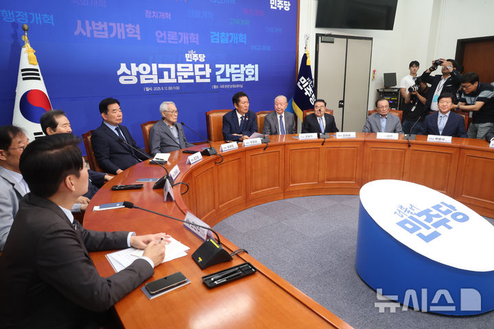 [서울=뉴시스] 조성봉 기자 = 정청래 더불어민주당 대표가 12일 오전 서울 여의도 국회에서 열린 상임고문단 간담회에서 발언을 하고 있다. 2025.08.12. suncho21@newsis.com