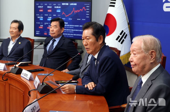 [서울=뉴시스] 조성봉 기자 = 정청래 더불어민주당 대표가 12일 오전 서울 여의도 국회에서 열린 상임고문단 간담회에서 발언을 하고 있다. 2025.08.12. suncho21@newsis.com