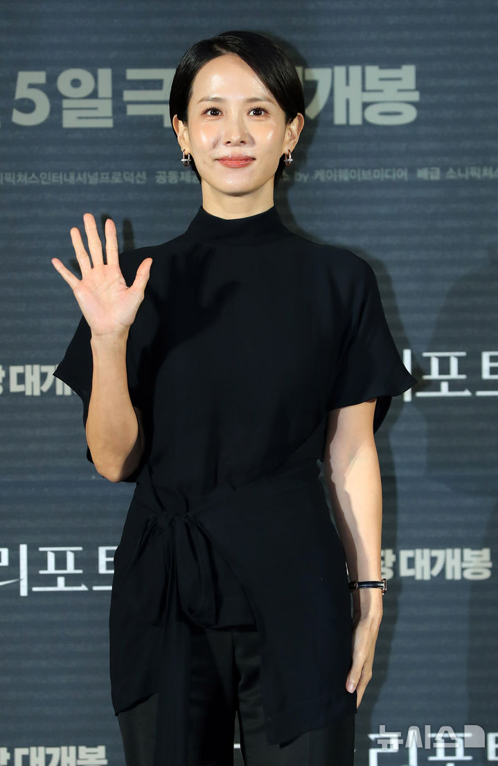 [서울=뉴시스] 김혜진 기자 = 배우 조여정이 12일 오전 서울 용산구 CGV 용산아이파크몰에서 열린 영화 '살인자 리포트'(감독 조영준) 제작보고회에서 포즈를 취하고 있다. 2025.08.12. jini@newsis.com