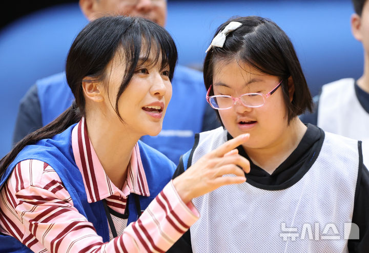 [서울=뉴시스] 황준선 기자 = 사진은 행복공감봉사단장인 배우 박하선이 지난해 8월12일 오전 서울 서대문구 경기대학교 서울캠퍼스에서 열린 기획재정부(현 기획예산처) 복권위원회 제18기 행복공감봉사단 발달장애 청소년 초청 체육 활동 지원 봉사에서 참석 청소년과 대화하고 있는 모습. 2025.08.12. hwang@newsis.com