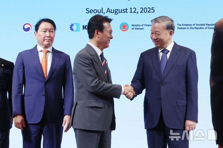 [서울=뉴시스] 청사사진기자단 = 김민석 국무총리와 또 럼 베트남 당 서기장이 12일 서울 중구 롯데호텔에서 열린 한-베트남 비즈니스 포럼을 마치며 악수를 하고 있다. 2025.08.12. photo@newsis.com