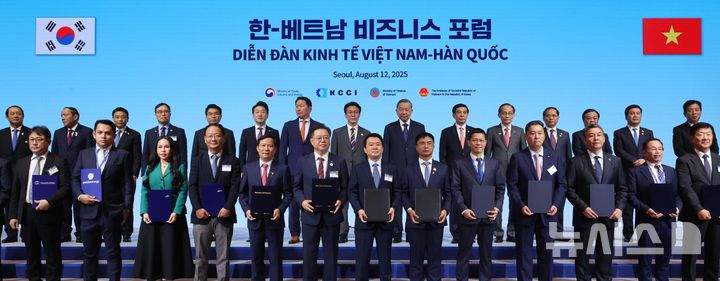 [서울=뉴시스] 청사사진기자단 = 김민석 국무총리와 또 럼 베트남 당 서기장, 최태원 대한상공회의소 회장이 12일 서울 중구 롯데호텔에서 열린 한-베트남 비즈니스 포럼에서 기업 MOU 기념촬영을 하고 있다. 2025.08.12. photo@newsis.com