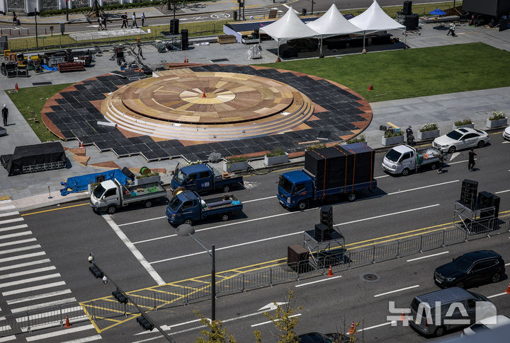 [서울=뉴시스] 정병혁 기자 = 광복절 대규모 행사를 앞둔 12일 서울 종로구 세종대로 일부 도로가 통제된 채 공사가 진행되고 있다.서울경찰청은 오는 16일 오후 8시까지 광화문로터리에서 세종대왕상 앞까지 행사 준비를 위해 하위 2개 차로를 제한한다. 12일 자정부터 16일 오전 9시까지는 같은 구간의 편도 전 차로를 통제하고, 반대편은 남북 간 가변차로를 운영한다. 행사 당일인 15일 오전 6시부터 자정까지는 적선로터리에서 광화문로터리, 세종로터리까지 양방향 전 차로가 통제될 예정이다. 2025.08.12. jhope@newsis.com