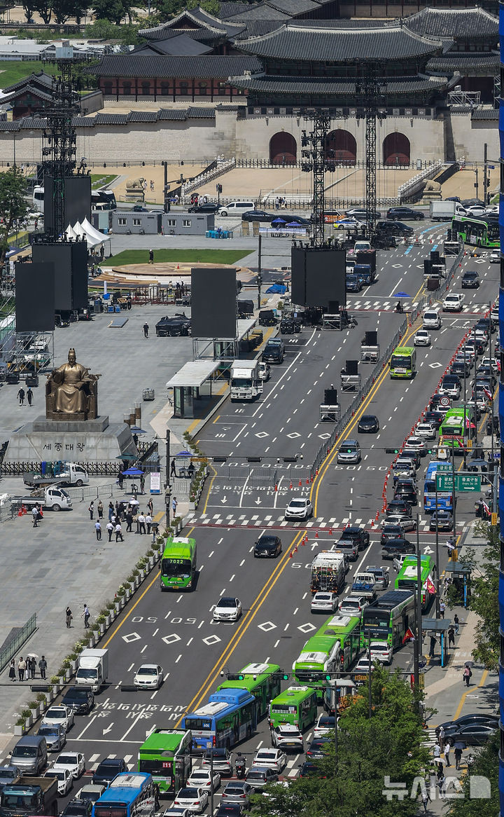 [서울=뉴시스] 정병혁 기자 = 광복절 대규모 행사를 앞둔 12일 서울 종로구 세종대로 일부 도로가 통제되어 있다.서울경찰청은 오는 16일 오후 8시까지 광화문로터리에서 세종대왕상 앞까지 행사 준비를 위해 하위 2개 차로를 제한한다. 12일 자정부터 16일 오전 9시까지는 같은 구간의 편도 전 차로를 통제하고, 반대편은 남북 간 가변차로를 운영한다. 행사 당일인 15일 오전 6시부터 자정까지는 적선로터리에서 광화문로터리, 세종로터리까지 양방향 전 차로가 통제될 예정이다. 2025.08.12. jhope@newsis.com