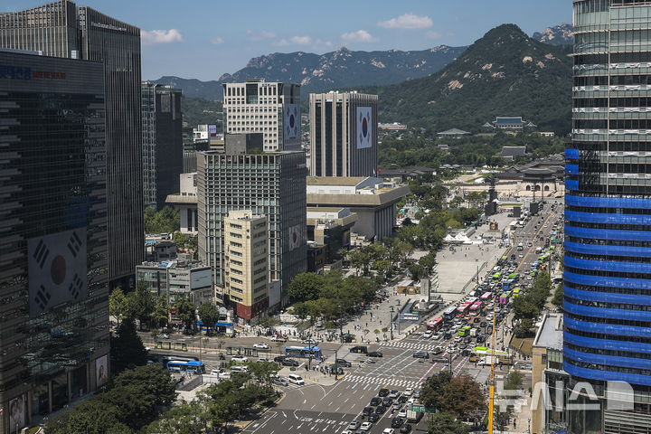 [서울=뉴시스] 정병혁 기자 = 광복절 대규모 행사를 앞둔 12일 서울 종로구 광화문 일대 건물 외벽에 태극기가 걸려 있다.서울경찰청은 오는 16일 오후 8시까지 광화문로터리에서 세종대왕상 앞까지 행사 준비를 위해 하위 2개 차로를 제한한다. 12일 자정부터 16일 오전 9시까지는 같은 구간의 편도 전 차로를 통제하고, 반대편은 남북 간 가변차로를 운영한다. 행사 당일인 15일 오전 6시부터 자정까지는 적선로터리에서 광화문로터리, 세종로터리까지 양방향 전 차로가 통제될 예정이다. 2025.08.12. jhope@newsis.com