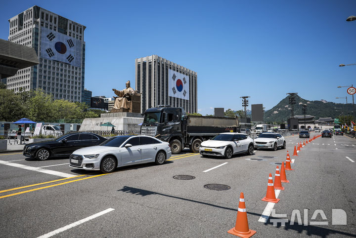 [서울=뉴시스] 정병혁 기자 = 광복절 대규모 행사를 앞둔 12일 서울 종로구 세종대로 일부 도로가 통제되어 있다.서울경찰청은 오는 16일 오후 8시까지 광화문로터리에서 세종대왕상 앞까지 행사 준비를 위해 하위 2개 차로를 제한한다. 12일 자정부터 16일 오전 9시까지는 같은 구간의 편도 전 차로를 통제하고, 반대편은 남북 간 가변차로를 운영한다. 행사 당일인 15일 오전 6시부터 자정까지는 적선로터리에서 광화문로터리, 세종로터리까지 양방향 전 차로가 통제될 예정이다. 2025.08.12. jhope@newsis.com