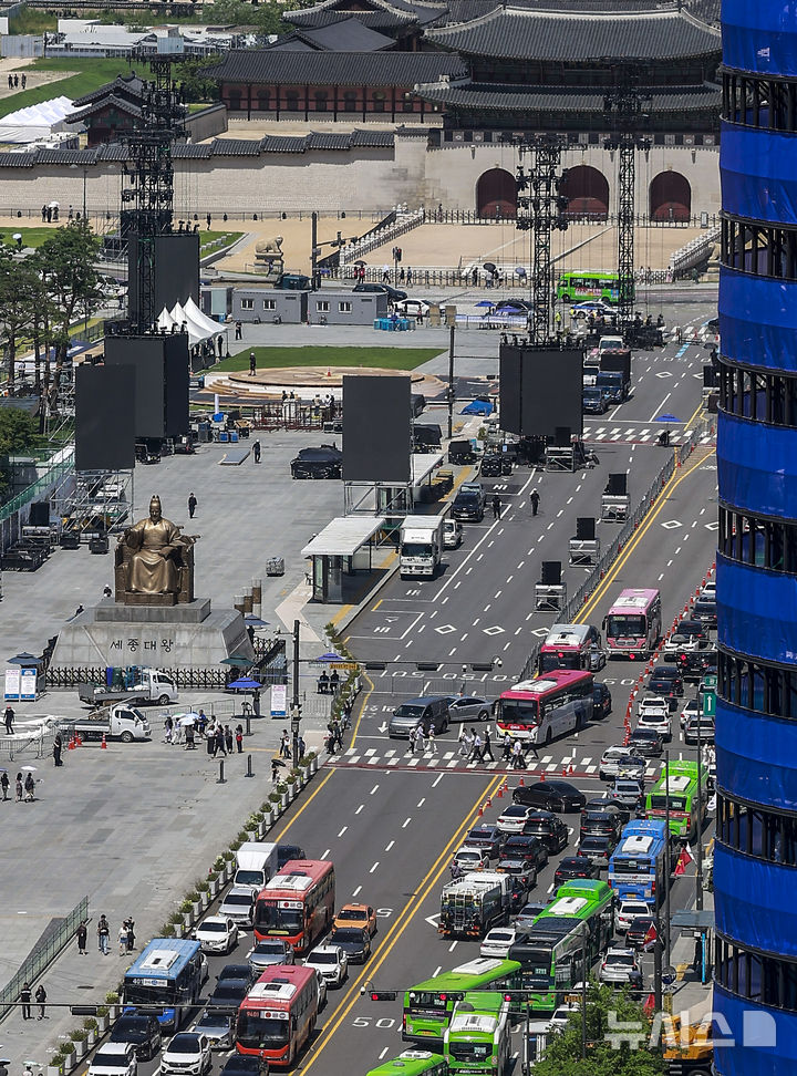 [서울=뉴시스] 정병혁 기자 = 광복절 대규모 행사를 앞둔 12일 서울 종로구 세종대로 일부 도로가 통제되어 있다.서울경찰청은 오는 16일 오후 8시까지 광화문로터리에서 세종대왕상 앞까지 행사 준비를 위해 하위 2개 차로를 제한한다. 12일 자정부터 16일 오전 9시까지는 같은 구간의 편도 전 차로를 통제하고, 반대편은 남북 간 가변차로를 운영한다. 행사 당일인 15일 오전 6시부터 자정까지는 적선로터리에서 광화문로터리, 세종로터리까지 양방향 전 차로가 통제될 예정이다. 2025.08.12. jhope@newsis.com