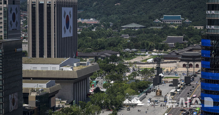 [서울=뉴시스] 정병혁 기자 = 광복절 대규모 행사를 앞둔 12일 서울 종로구 세종대로 일부 도로가 통제되어 있다.서울경찰청은 오는 16일 오후 8시까지 광화문로터리에서 세종대왕상 앞까지 행사 준비를 위해 하위 2개 차로를 제한한다. 12일 자정부터 16일 오전 9시까지는 같은 구간의 편도 전 차로를 통제하고, 반대편은 남북 간 가변차로를 운영한다. 행사 당일인 15일 오전 6시부터 자정까지는 적선로터리에서 광화문로터리, 세종로터리까지 양방향 전 차로가 통제될 예정이다. 2025.08.12. jhope@newsis.com