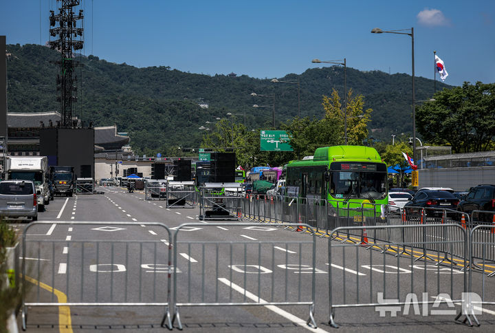 [서울=뉴시스] 정병혁 기자 = 광복절 대규모 행사를 앞둔 12일 서울 종로구 세종대로 일부 도로가 통제되어 있다.서울경찰청은 오는 16일 오후 8시까지 광화문로터리에서 세종대왕상 앞까지 행사 준비를 위해 하위 2개 차로를 제한한다. 12일 자정부터 16일 오전 9시까지는 같은 구간의 편도 전 차로를 통제하고, 반대편은 남북 간 가변차로를 운영한다. 행사 당일인 15일 오전 6시부터 자정까지는 적선로터리에서 광화문로터리, 세종로터리까지 양방향 전 차로가 통제될 예정이다. 2025.08.12. jhope@newsis.com