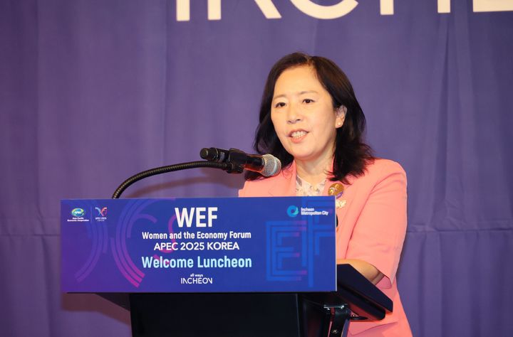 [서울=뉴시스] 신영숙 여성가족부 차관이 12일 인천 쉐라톤 그랜드 인천 호텔에서 열린 APEC 여성경제회의(WEF) 민관합동정책대화(PPDWE) 환영오찬에 참석해 발언하고 있다. (사진=여성가족부 제공) 2025.08.12. photo@newsis.com *재판매 및 DB 금지