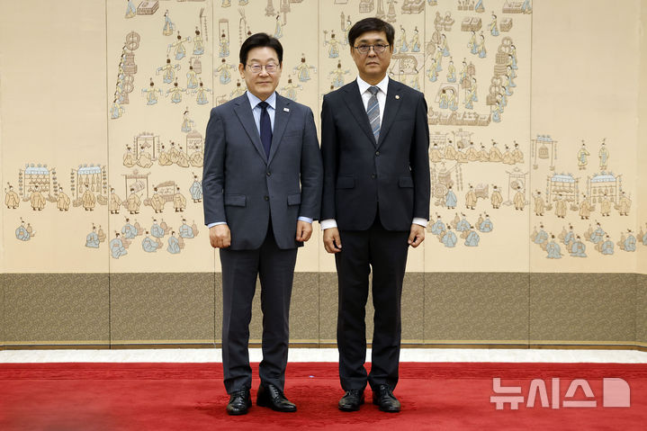 [서울=뉴시스] 최동준 기자 = 이재명 대통령이 12일 서울 용산 대통령실 청사에서 최휘영 문화체육관광부 장관에게 임명장을 수여하고 기념촬영을 하고 있다. 2025.08.12. photocdj@newsis.com