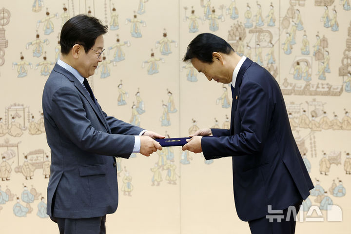 [서울=뉴시스] 최동준 기자 = 이재명 대통령이 12일 서울 용산 대통령실 청사에서 권오을 국가보훈부 장관에게 임명장을 수여하고 있다. 2025.08.12. photocdj@newsis.com