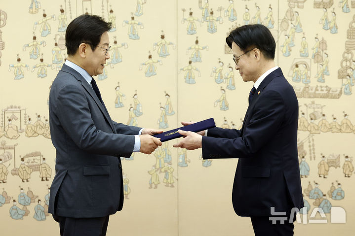 [서울=뉴시스] 최동준 기자 = 이재명 대통령이 12일 서울 용산 대통령실 청사에서 김정관 산업통상자원부 장관에게 임명장을 수여하고 있다. 2025.08.12. photocdj@newsis.com