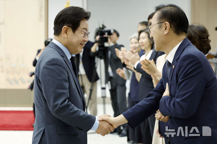 [서울=뉴시스] 최동준 기자 = 이재명 대통령이 12일 서울 용산 대통령실 청사에서 열린 신임 국무위원 임명장 수여식에서 김윤덕 국토교통부 장관과 악수하고 있다. 2025.08.12. photocdj@newsis.com