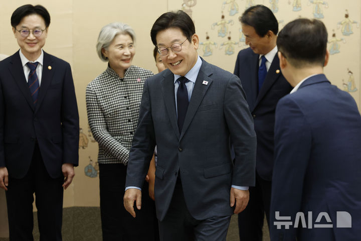 [서울=뉴시스] 최동준 기자 = 이재명 대통령이 12일 서울 용산 대통령실 청사에서 임명장 수여식에 참석한 신임 국무위원 및 가족들과 기념촬영을 마친 뒤 이동하고 있다. 2025.08.12. photocdj@newsis.com