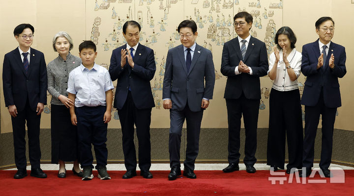 [서울=뉴시스] 최동준 기자 = 이재명 대통령이 12일 서울 용산 대통령실 청사에서 임명장 수여식에 참석한 신임 국무위원 및 가족들과 기념촬영을 마친 뒤 이동하고 있다. 2025.08.12. photocdj@newsis.com