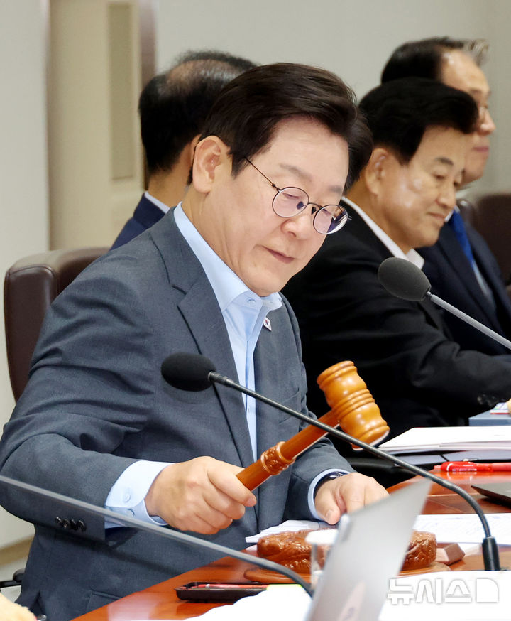 [서울=뉴시스] 고범준 기자 = 이재명 대통령이 12일 서울 용산 대통령실 청사에서 열린 국무회의에서 의사봉을 두드리고 있다. (대통령실통신사진기자단) 2025.08.12. bjko@newsis.com