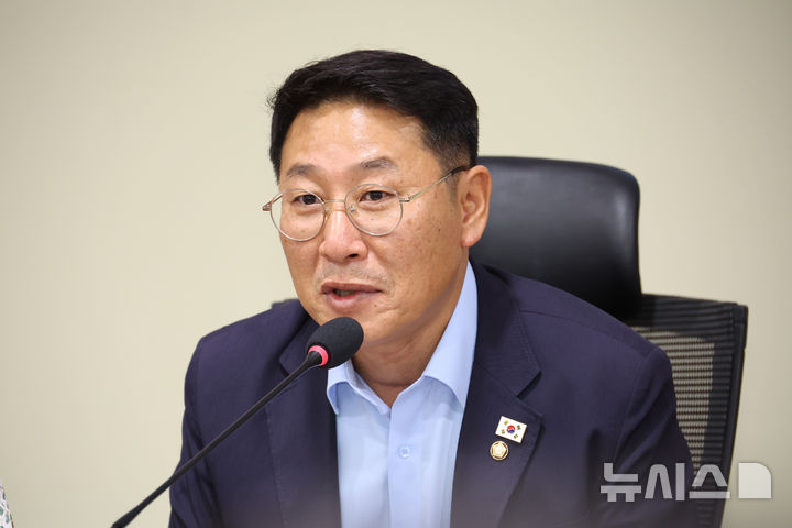 [서울=뉴시스] 김금보 기자 = 김영환 더불어민주당 의원이 12일 서울 여의도 국회 의원회관에서 '원화기반 스테이블 코인 도입을 위한 제도개선 토론회'를 열고 발언을 하고 있다. 2025.08.12. kgb@newsis.com