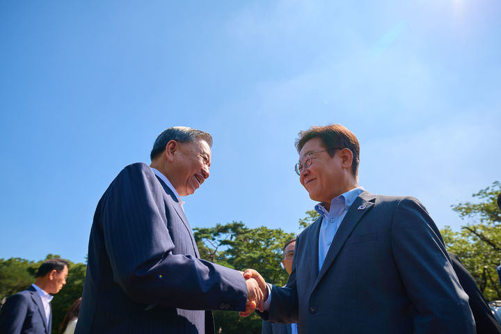 [서울=뉴시스] 이재명 대통령이 12일 청와대 상춘재에서 국빈방한 중인 또 럼 베트남 당서기장과 악수하고 있다. (사진=대통령실 제공) 2025.08.12. photo@newsis.com *재판매 및 DB 금지