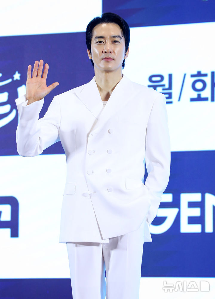 [서울=뉴시스] 김혜진 기자 = 배우 송승헌이 12일 오후 서울 구로구 더 세인트에서 열린 지니TV 오리지널 드라마 '금쪽같은 내 스타'(극본 박지하 연출 최영훈) 제작발표회에서 포즈를 취하고 있다. 2025.08.12. jini@newsis.com