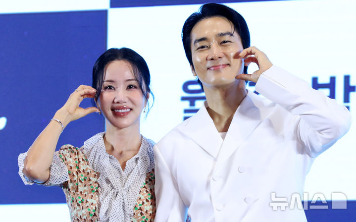 [서울=뉴시스] 김혜진 기자 = 배우 엄정화(왼쪽), 송승헌이 12일 오후 서울 구로구 더 세인트에서 열린 지니TV 오리지널 드라마 '금쪽같은 내 스타'(극본 박지하 연출 최영훈) 제작발표회에서 포즈를 취하고 있다. 2025.08.12. jini@newsis.com