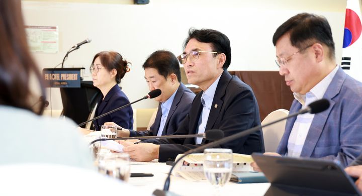 [서울=뉴시스] 권창준 고용노동부 차관이 지난 12일 서울 중구 프레지던트 호텔에서 열린 '중앙-지방자치단체 노동 현안 간담회'에 참석해 발언하고 있다. (사진=고용노동부 제공) 2025.08.12. photo@newsis.com *재판매 및 DB 금지