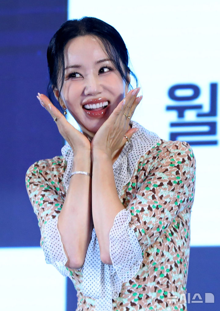 [서울=뉴시스] 김혜진 기자 = 배우 엄정화가 12일 오후 서울 구로구 더 세인트에서 열린 지니TV 오리지널 드라마 '금쪽같은 내 스타'(극본 박지하 연출 최영훈) 제작발표회에서 포즈를 취하고 있다. 2025.08.12. jini@newsis.com