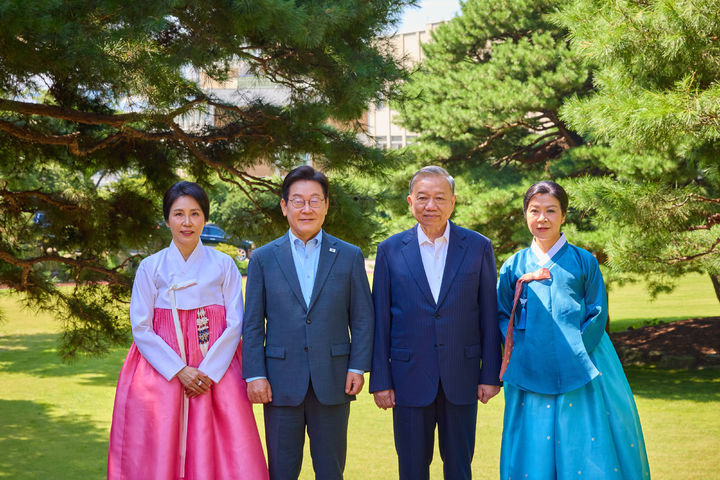 [서울=뉴시스] 이재명 대통령과 김혜경 여사가 12일 청와대 상춘재에서 국빈방한 중인 또 럼 베트남 당서기장과 응오 프엉 리 여사와 함께 기념촬영을 하고 있다. (사진=대통령실 제공) 2025.08.12. photo@newsis.com *재판매 및 DB 금지