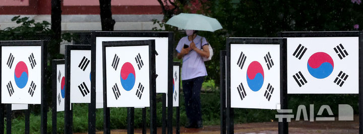 [대구=뉴시스] 이무열 기자 = 제80주년 광복절을 사흘 앞둔 12일 대구 동구 대구경북항일독립운동기념탑 입구 회전교차로에 태극기가 설치 돼 있다. 2025.08.12. lmy@newsis.com