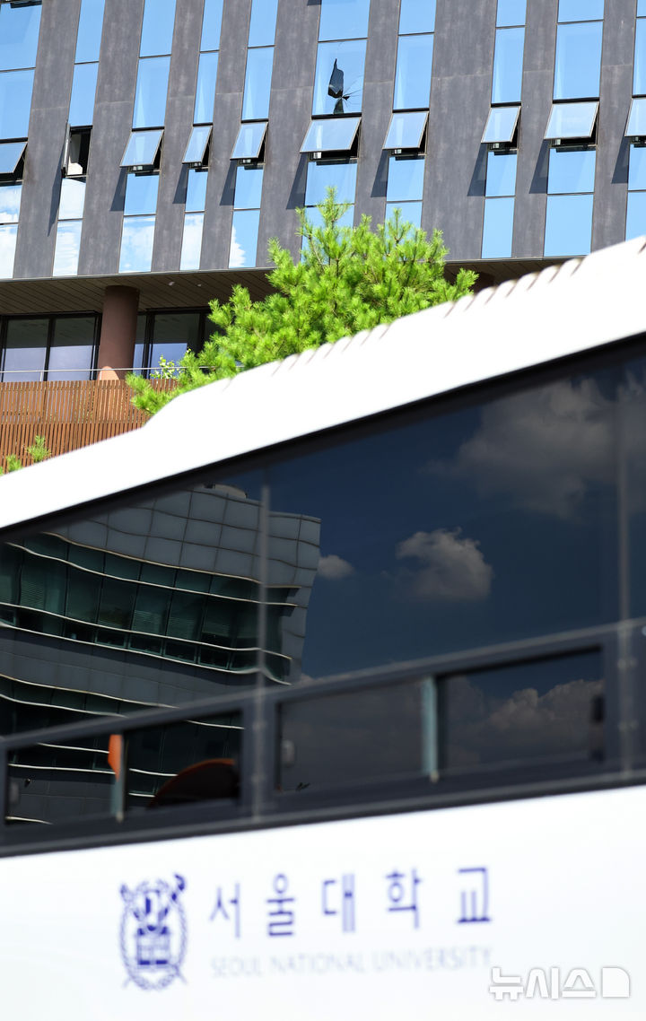 [서울=뉴시스] 최진석 기자 = 12일 실험실에서 화재가 발생한 서울 관악구 서울대학교 유회진학술정보관에 깨진 유리창이 보이고 있다. 소방당국은 인력 83명과 차량 25대를 투입해 오전 11시39분께 완진에 성공, 화재로 인명피해나 부상자는 없으며 40명은 대피했다. 2025.08.12. myjs@newsis.com