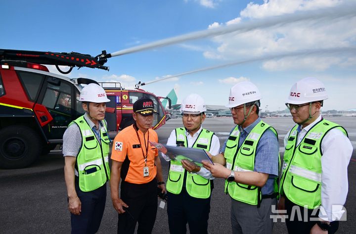 [서울=뉴시스] 김선웅 기자 = 이정기 한국공항공사 사장 직무대행이 12일 서울 강서구 김포국제공항 국내선 이동지역에서 폭염 대비 계류장 살수작업 현장을 점검하고 있다. 살수작업은 활주로 등 이동지역 포장면의 표면온도가 60도 이상일 경우 물을 살포해 온도를 약 10도 가량 낮추어 포장 손상 위험을 줄이고 항공기 운항 안전성을 높이는 효과가 있다. 한국공항공사는 폭염경보가 발령될 경우 항공기 이동지역 포장면의 온도를 하루 세 차례 측정해 살수작업 여부를 결정한다. (공동취재) 2025.08.12. photo@newsis.com
