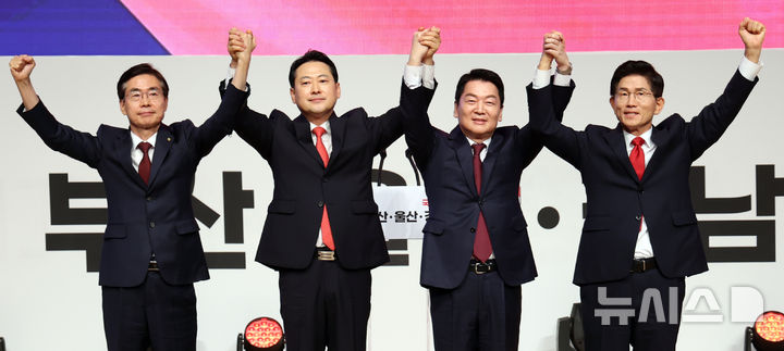  [부산=뉴시스] 하경민 기자 = 국민의힘 제6차 8·22 전당대회 부산·울산·경남 합동연설회가 열린 12일 부산 해운대구 벡스코 오디토리움에서 조경태(맨 왼쪽부터), 장동혁, 안철수, 김문수 국민의힘 당 대표 후보가 무대에 올라 당원들에게 인사하고 있다. 2025.08.12. yulnetphoto@newsis.com