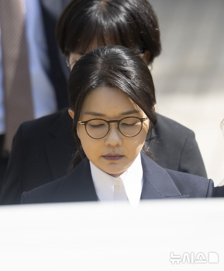 [서울=뉴시스] 김근수 기자 = 윤석열 전 대통령 부인 김건희 여사가 12일 서울 서초구 서울중앙지법에서 열린 구속 전 피의자 심문(영장실질심사)를 마치고 나오고 있다. 2025.08.12. ks@newsis.com