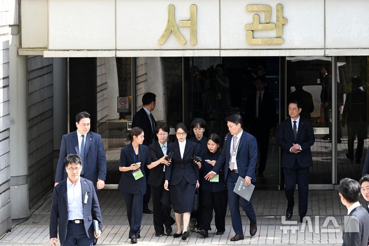 [서울=뉴시스] 사진공동취재단 = 자본시장과 금융투자업에 관한 법률 위반, 정치자금법 위반, 특정범죄 가중처벌 등에 관한 법률 위반(알선수재) 등의 혐의를 받는 윤석열 전 대통령 부인 김건희 씨가 12일 오후 서울 서초구 서울중앙지법에서 열린 구속 전 피의자 심문(영장실질심사)를 마친 뒤 법원을 나서고 있다. 2025.08.12. photo@newsis.com