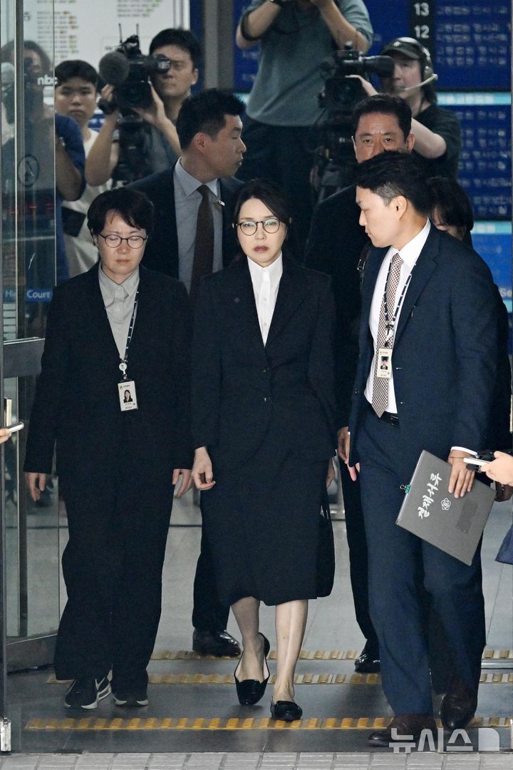 [서울=뉴시스] 사진공동취재단 = 자본시장과 금융투자업에 관한 법률 위반, 정치자금법 위반, 특정범죄 가중처벌 등에 관한 법률 위반(알선수재) 등의 혐의를 받는 윤석열 전 대통령 부인 김건희 씨가 12일 오후 서울 서초구 서울중앙지법에서 열린 구속 전 피의자 심문(영장실질심사)를 마친 뒤 법원을 나서고 있다. 2025.08.12. photo@newsis.com