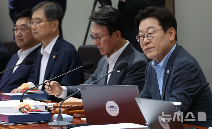 [서울=뉴시스] 고범준 기자 = 이재명 대통령이 12일 서울 용산 대통령실 청사에서 열린 국무회의에서 국무위원들을 바라보고 있다. 이 대통령 자리에 광복 80주년 기념 태극기 달기 캠페인 열쇠고리와 네임택이 놓여 있다. (대통령실통신사진기자단) 2025.08.12. bjko@newsis.com