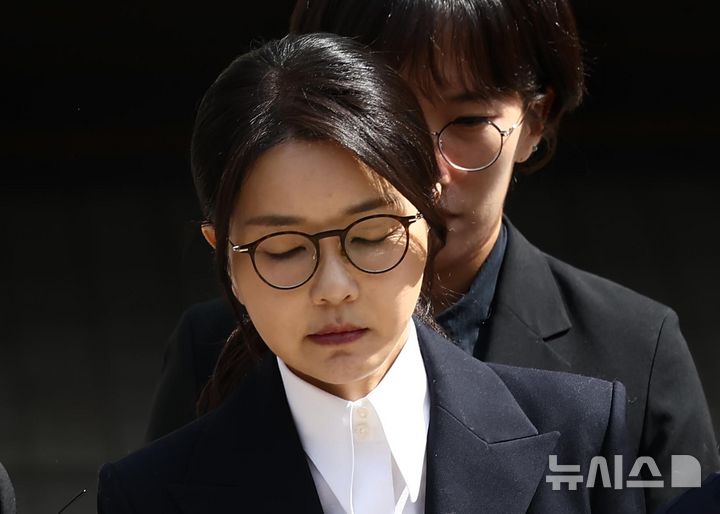 [서울=뉴시스] 사진공동취재단 = 자본시장과 금융투자업에 관한 법률 위반, 정치자금법 위반, 특정범죄 가중처벌 등에 관한 법률 위반(알선수재) 등의 혐의를 받는 윤석열 전 대통령 부인 김건희 씨가 지난 12일 오후 서울 서초구 서울중앙지법에서 열린 구속 전 피의자 심문(영장실질심사)를 마친 뒤 법원을 나서고 있다. 2025.08.13. photo@newsis.com