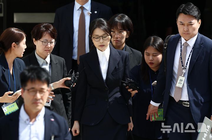 [서울=뉴시스] 사진공동취재단 = 자본시장과 금융투자업에 관한 법률 위반, 정치자금법 위반, 특정범죄 가중처벌 등에 관한 법률 위반(알선수재) 등의 혐의를 받는 윤석열 전 대통령 부인 김건희 씨가 12일 오후 서울 서초구 서울중앙지법에서 열린 구속 전 피의자 심문(영장실질심사)를 마친 뒤 법원을 나서고 있다. 2025.08.12. photo@newsis.com