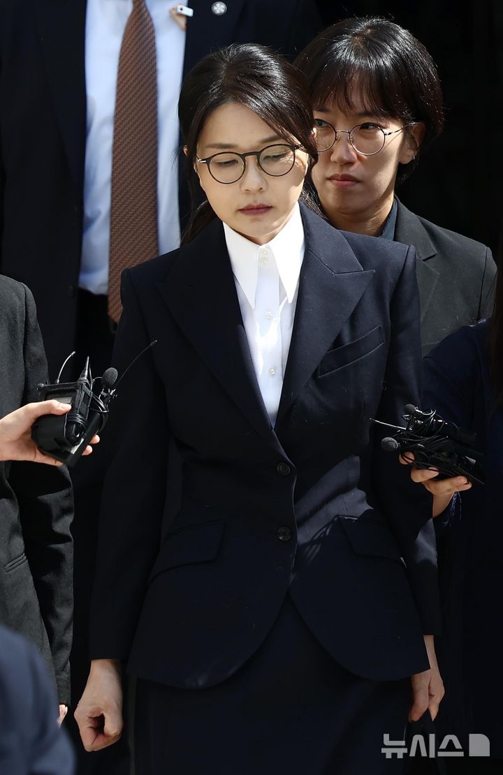 [서울=뉴시스] 사진공동취재단 = 자본시장과 금융투자업에 관한 법률 위반, 정치자금법 위반, 특정범죄 가중처벌 등에 관한 법률 위반(알선수재) 등의 혐의를 받는 윤석열 전 대통령 부인 김건희 씨가 12일 오후 서울 서초구 서울중앙지법에서 열린 구속 전 피의자 심문(영장실질심사)를 마친 뒤 법원을 나서고 있다. 2025.08.12. photo@newsis.com