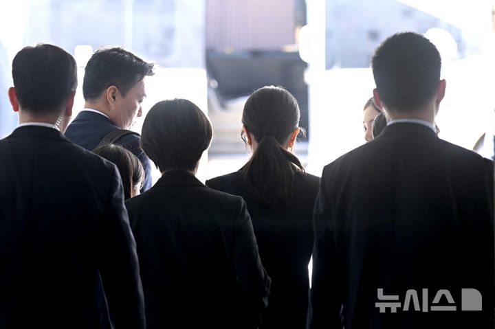 [서울=뉴시스] 사진공동취재단 = 자본시장과 금융투자업에 관한 법률 위반, 정치자금법 위반, 특정범죄 가중처벌 등에 관한 법률 위반(알선수재) 등의 혐의를 받는 윤석열 전 대통령 부인 김건희 씨가 12일 오후 서울 서초구 서울중앙지법에서 열린 구속 전 피의자 심문(영장실질심사)를 마친 뒤 법원을 나서고 있다. 2025.08.12. photo@newsis.com