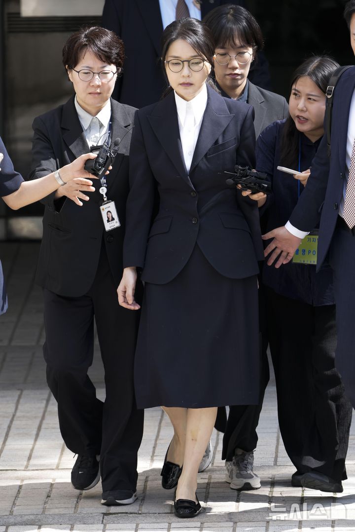 [서울=뉴시스] 사진공동취재단 = 자본시장과 금융투자업에 관한 법률 위반, 정치자금법 위반, 특정범죄 가중처벌 등에 관한 법률 위반(알선수재) 등의 혐의를 받는 윤석열 전 대통령 부인 김건희 씨가 12일 오후 서울 서초구 서울중앙지법에서 열린 구속 전 피의자 심문(영장실질심사)를 마친 뒤 법원을 나서고 있다. 2025.08.12. photo@newsis.com