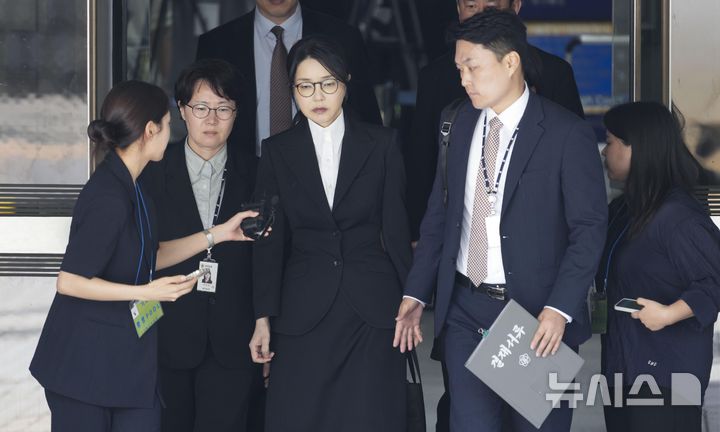 [서울=뉴시스] 사진공동취재단 = 자본시장과 금융투자업에 관한 법률 위반, 정치자금법 위반, 특정범죄 가중처벌 등에 관한 법률 위반(알선수재) 등의 혐의를 받는 윤석열 전 대통령 부인 김건희 씨가 12일 오후 서울 서초구 서울중앙지법에서 열린 구속 전 피의자 심문(영장실질심사)를 마친 뒤 법원을 나서고 있다. 2025.08.12. photo@newsis.com