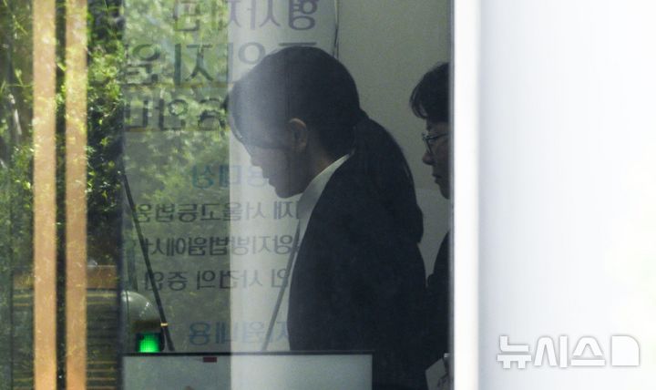 [서울=뉴시스] 사진공동취재단 = 자본시장과 금융투자업에 관한 법률 위반, 정치자금법 위반, 특정범죄 가중처벌 등에 관한 법률 위반(알선수재) 등의 혐의를 받는 윤석열 전 대통령 부인 김건희 씨가 12일 오후 서울 서초구 서울중앙지법에서 열린 구속 전 피의자 심문(영장실질심사)를 마친 뒤 법원을 나서고 있다. 2025.08.12. photo@newsis.com
