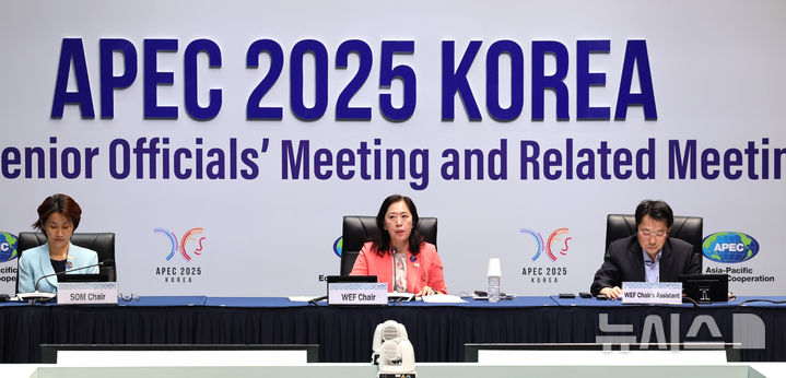 [인천=뉴시스] 전진환 기자 = 신영숙 여성가족부 장관 직무대행 차관이 12일 오후 인천 연수구 송도컨벤시아에서 열린 APEC 여성경제회의 고위급 정책대화에서 개회사를 하고 있다. 2025.08.12. amin2@newsis.com