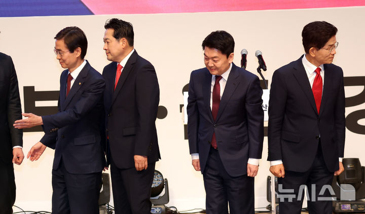  [부산=뉴시스] 하경민 기자 = 국민의힘 제6차 전당대회 부산·울산·경남 합동연설회가 열린 12일 부산 해운대구 벡스코 오디토리움에서 조경태(왼쪽부터), 장동혁, 안철수, 김문수 국민의힘 당 대표 후보가 당원들에게 인사한 뒤 무대를 내려가고 있다. 2025.08.12. yulnetphoto@newsis.com