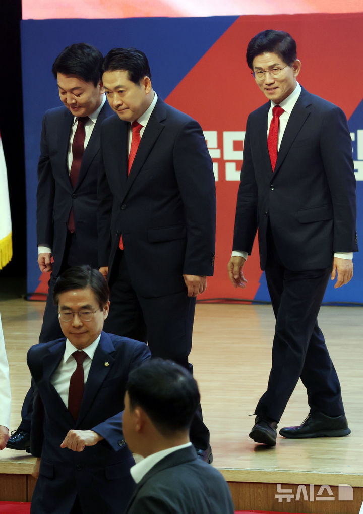  [부산=뉴시스] 하경민 기자 = 국민의힘 제6차 전당대회 부산·울산·경남 합동연설회가 열린 12일 부산 해운대구 벡스코 오디토리움에서 조경태, 장동혁, 안철수, 김문수 국민의힘 당 대표 후보가 무대에 올라 공정경쟁 준수 서약을 하고 있다. 2025.08.12. yulnetphoto@newsis.com