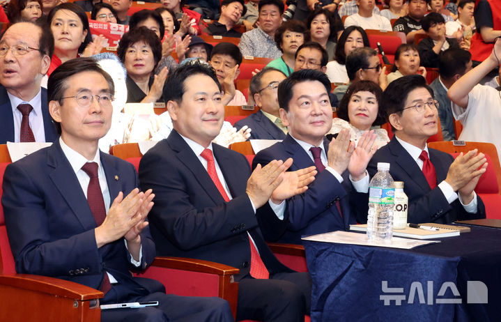  [부산=뉴시스] 하경민 기자 = 국민의힘 제6차 전당대회 부산·울산·경남 합동연설회가 열린 12일 부산 해운대구 벡스코 오디토리움에서 조경태(왼쪽부터), 장동혁, 안철수, 김문수 국민의힘 당 대표 후보가 행사진행을 지켜보고 있다. (사진=공동취재) 2025.08.12. yulnetphoto@newsis.com