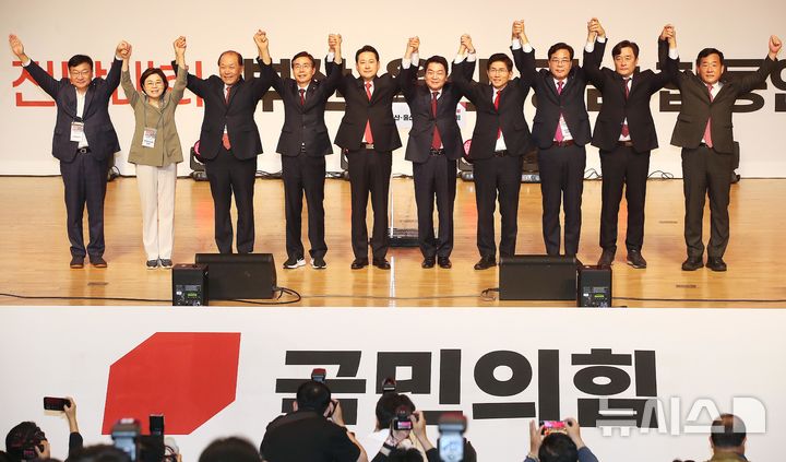  [부산=뉴시스] 하경민 기자 = 국민의힘 제6차 전당대회 부산·울산·경남 합동연설회가 열린 12일 부산 해운대구 벡스코 오디토리움에서 당 대표 후보 등이 무대에 올라 당원들에게 인사하고 있다. 2025.08.12. yulnetphoto@newsis.com