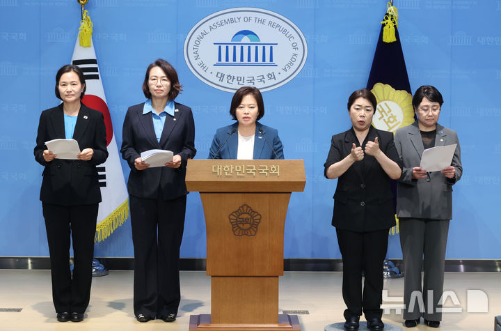 [서울=뉴시스] 조성봉 기자 = 정춘생 조국혁신당 의원이 12일 오후 서울 여의도 국회 소통관에서 열린 일본군 ‘위안부’ 피해자 지원법 신속 처리 및 국회 평화의 소녀상 건립 촉구를 위한 기자회견에서 발언을 하고 있다. 왼쪽부터 이해민, 백선희 의원, 정 의원, 수어통역사, 김선민 대표 권한대행. 2025.08.12. suncho21@newsis.com